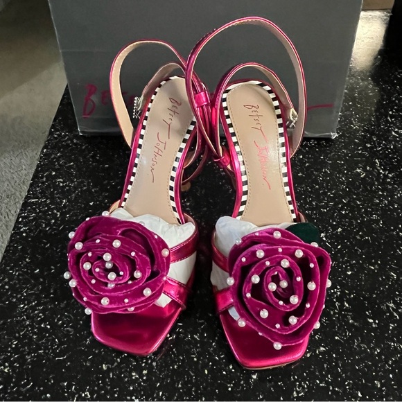 Betsey Johnson Carlos Rosette Dress Sandals - Fuchsia Size 6 New in Box - Picture 4 of 9
